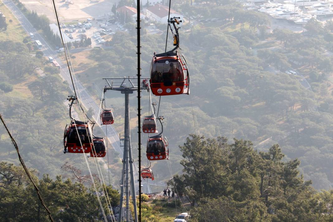 Antalya'daki Teleferik Kazasından Nefes Kesen Görüntüler! Beşik Gibi Sallanan Kabinlerde Metrelerce Yükseklikte Zamanla Yarış 19